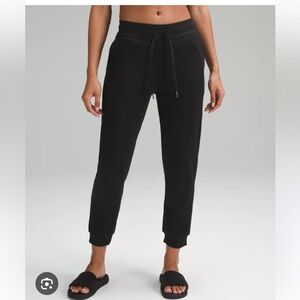 Lululemon black scuba joggers size 4